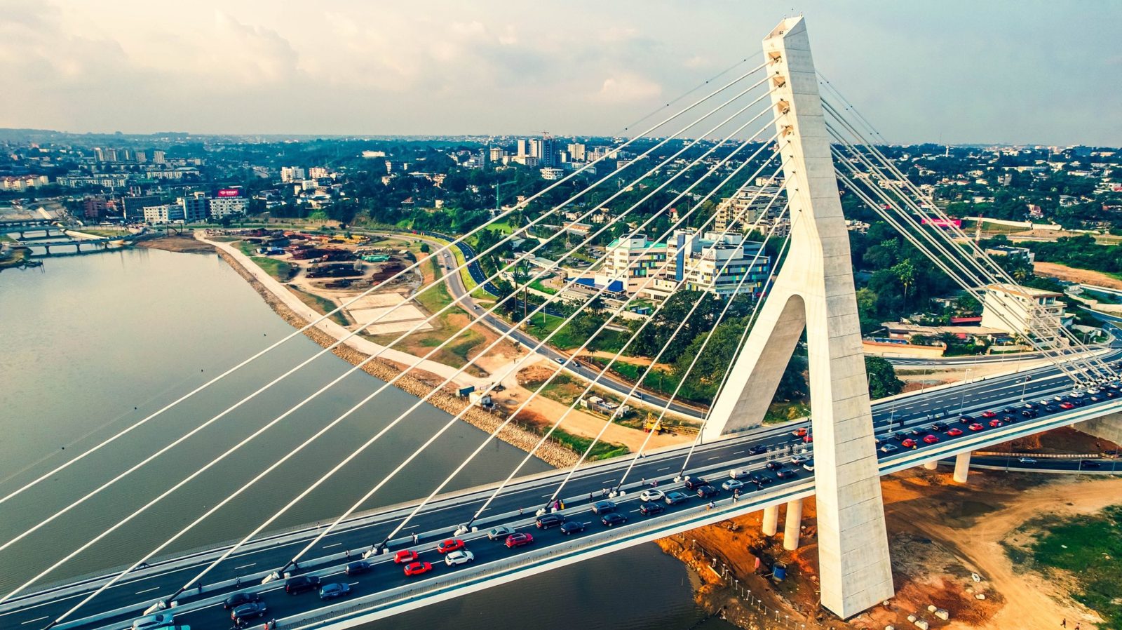 Vue aérienne d’un pont à haubans au-dessus de la lagune à Abidjan